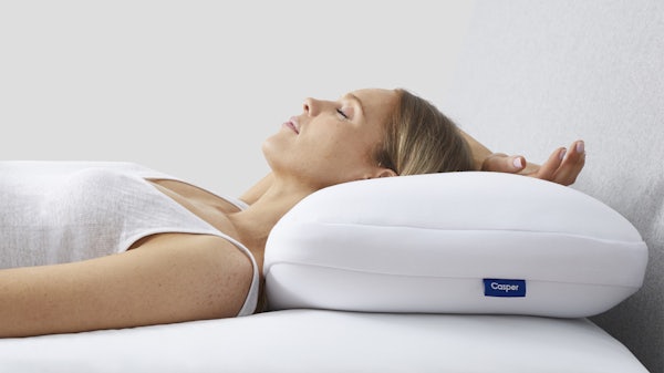Woman lying down on a hybrid pillow